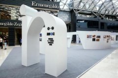 宋佳、吳秀波出席“湖畔in記”展覽開(kāi)幕式